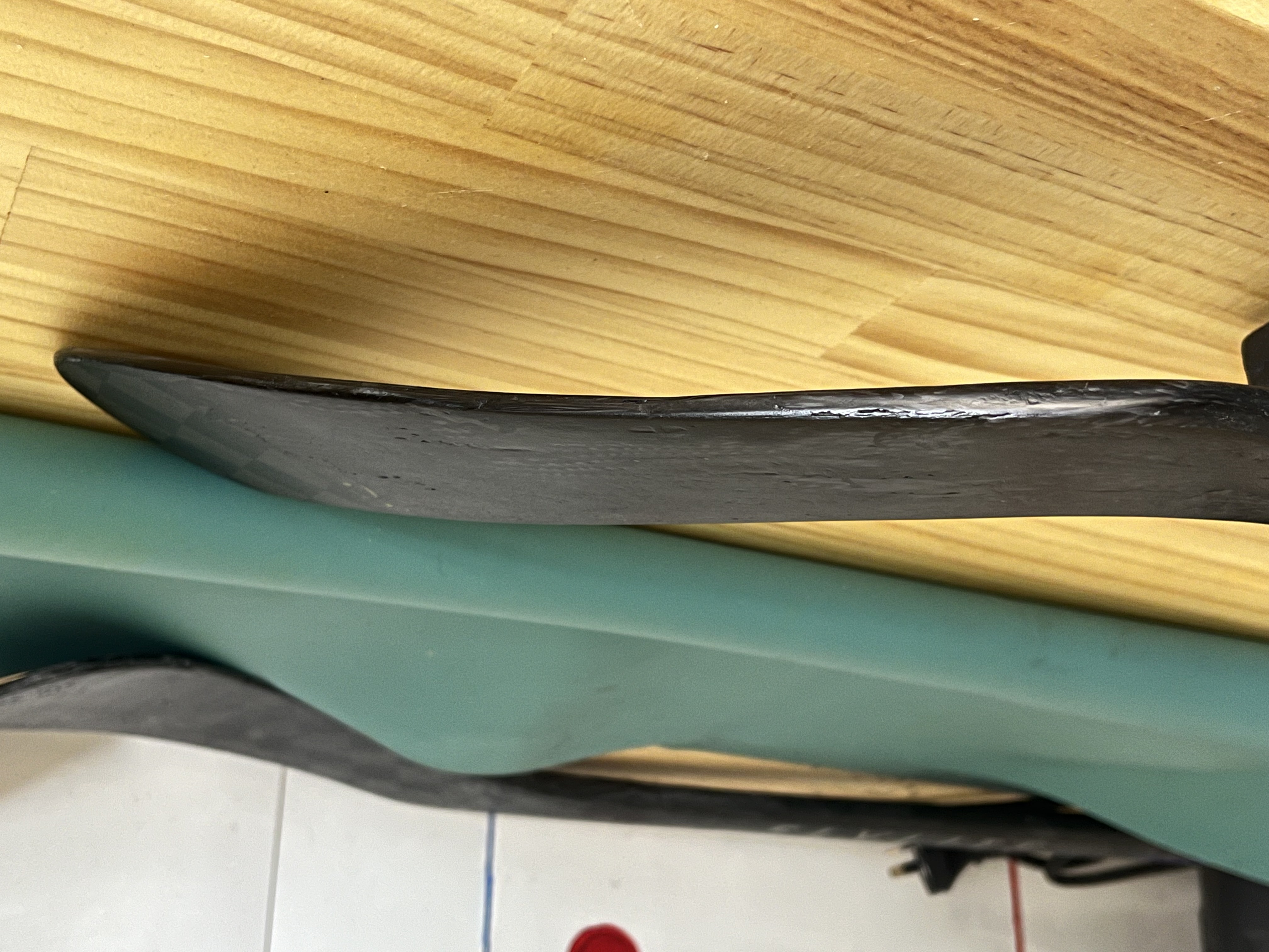 Sealed, smooth bottom edge of the repaired blade