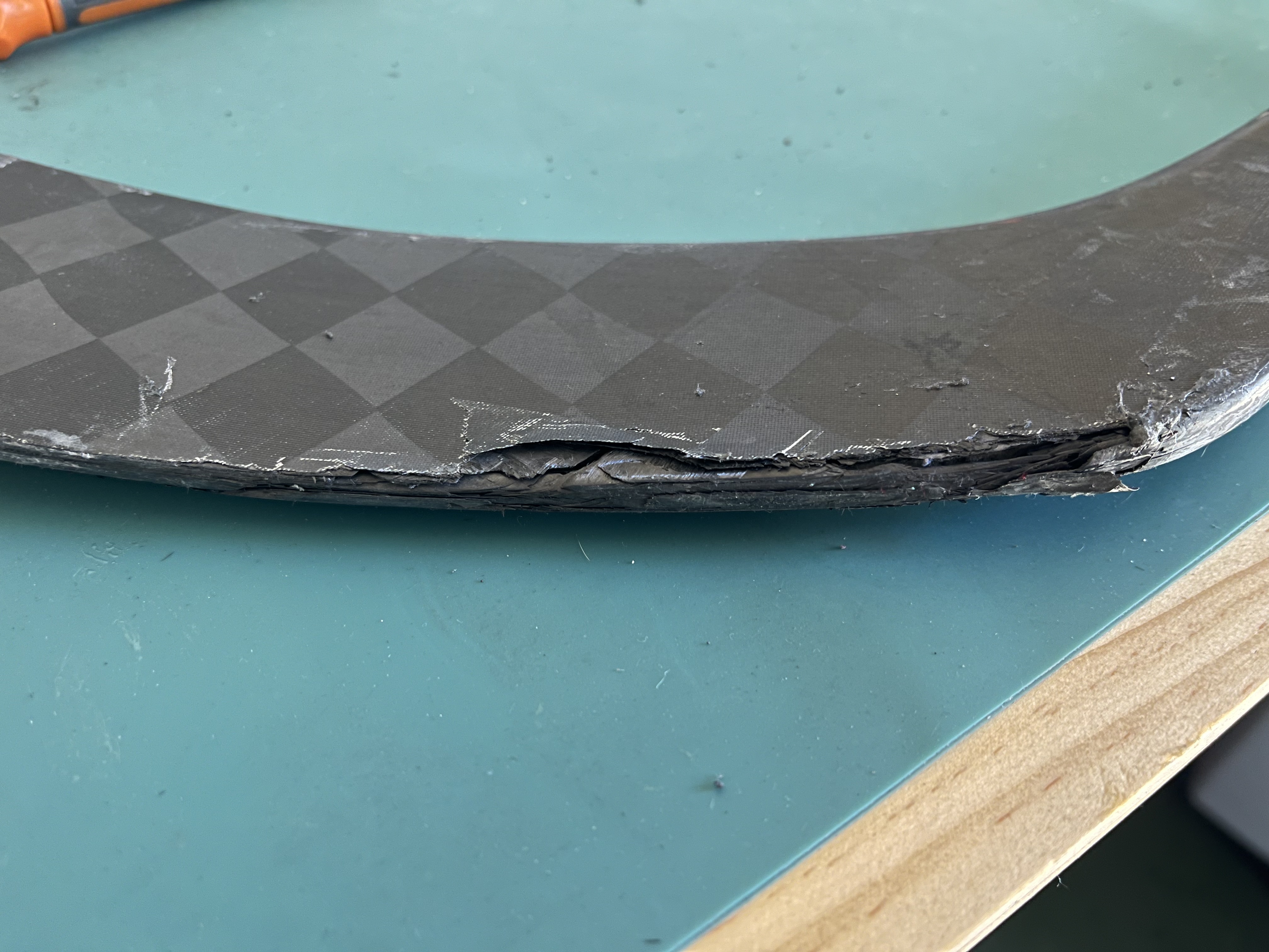 Delaminated bottom edge of a CCM Ribcor blade with carbon layers peeling apart