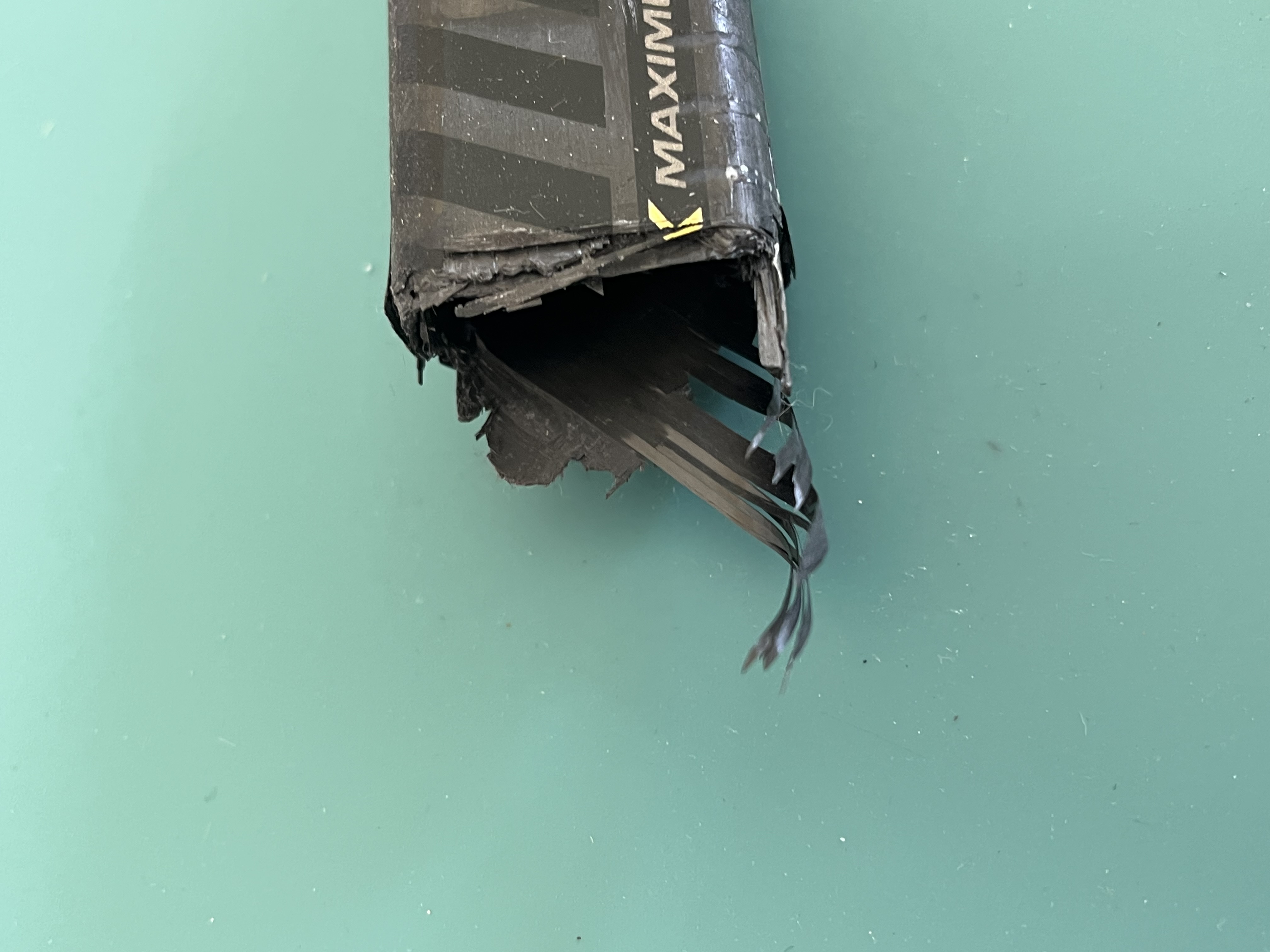Splintered carbon fibres at a broken shaft end